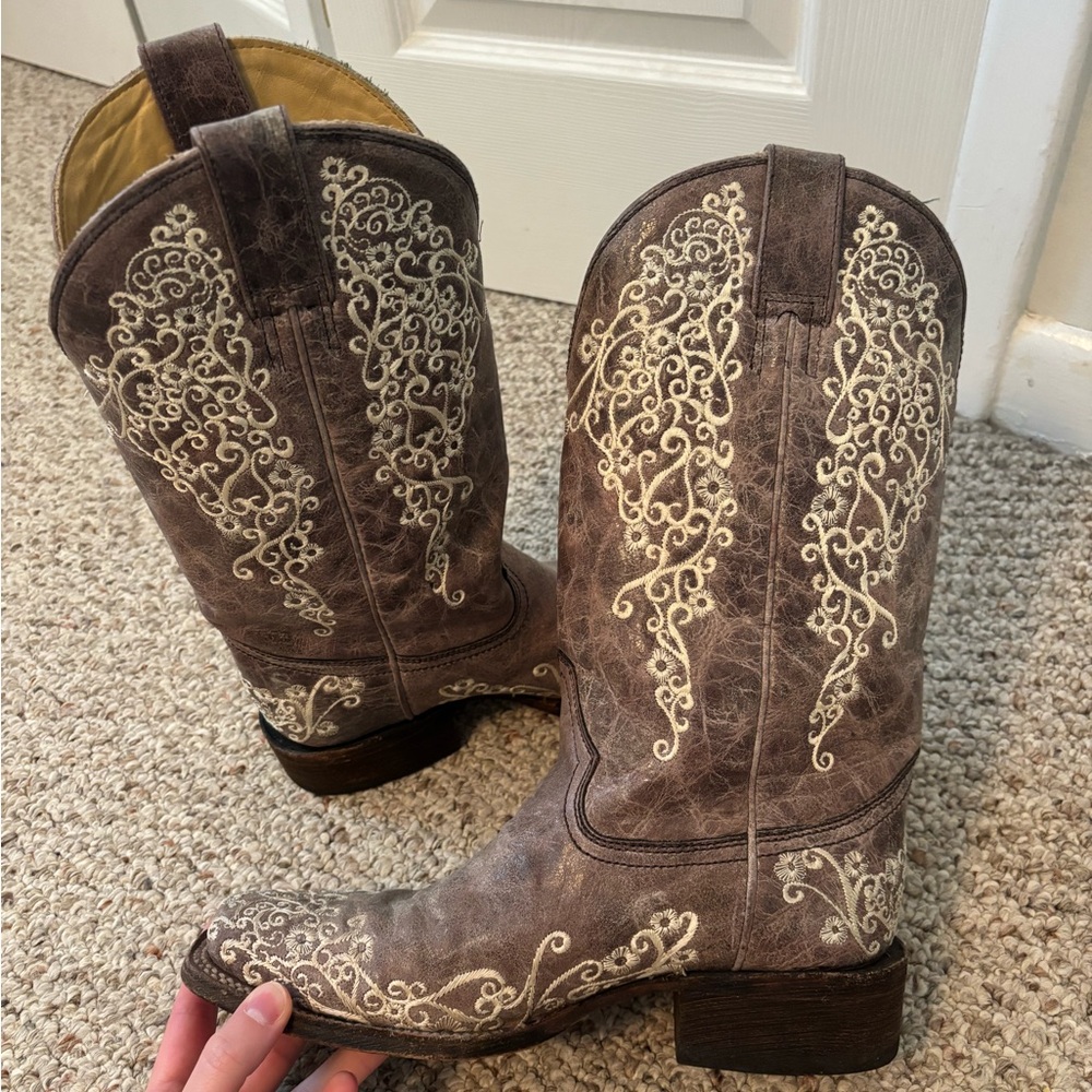 Corral Tan Boots with Cream Embroidery